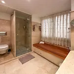 Lägenhet Golf Gardens Elegant 2 Bedroom With Tropical Garden Views Walk To