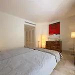 Golf Gardens Elegant 2 Bedroom With Tropical Garden Views Walk To