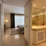Golf Gardens Elegant 2 Bedroom With Tropical Garden Views Walk To