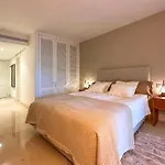 Lägenhet Golf Gardens Elegant 2 Bedroom With Tropical Garden Views Walk To