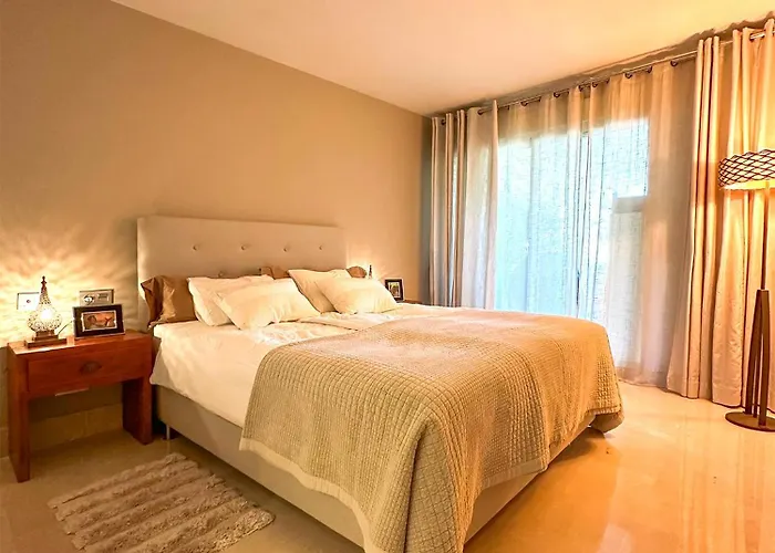 Golf Gardens Elegant 2 Bedroom With Tropical Garden Views Walk To Apartman