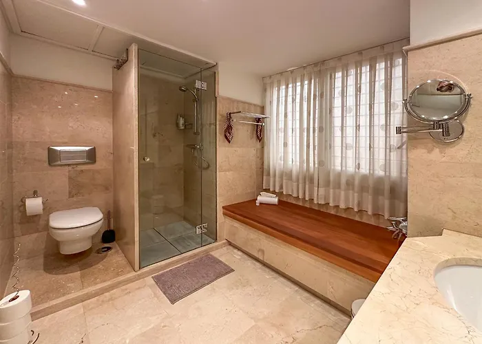 Apartman Golf Gardens Elegant 2 Bedroom With Tropical Garden Views Walk To