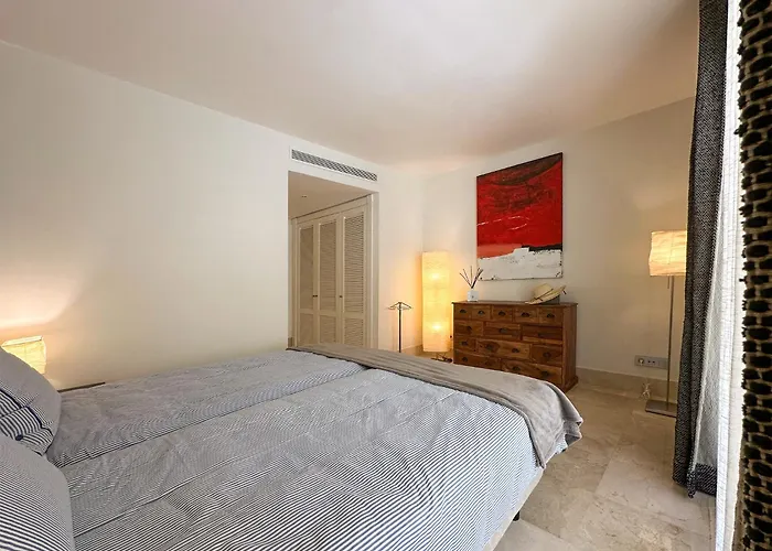 Golf Gardens Elegant 2 Bedroom With Tropical Garden Views Walk To