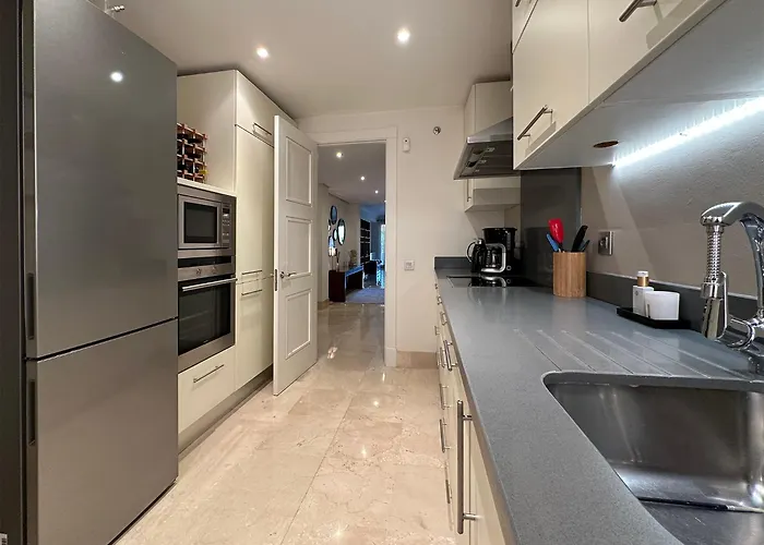 Golf Gardens Elegant 2 Bedroom With Tropical Garden Views Walk To Apartman *