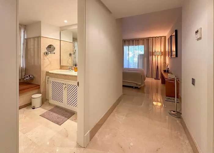 Golf Gardens Elegant 2 Bedroom With Tropical Garden Views Walk To *