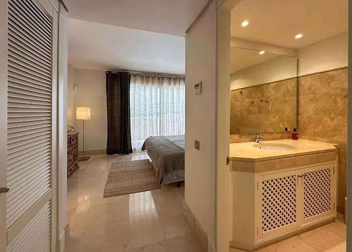 Golf Gardens Elegant 2 Bedroom With Tropical Garden Views Walk To