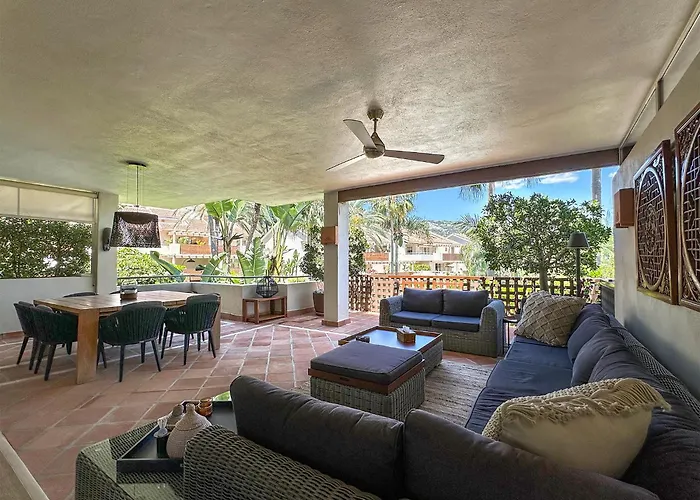 Golf Gardens Elegant 2 Bedroom With Tropical Garden Views Walk To Apartman *