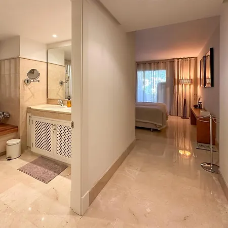 Golf Gardens Elegant 2 Bedroom With Tropical Garden Views Walk To *