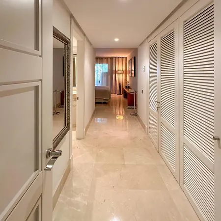 Golf Gardens Elegant 2 Bedroom With Tropical Garden Views Walk To マルベーリャ