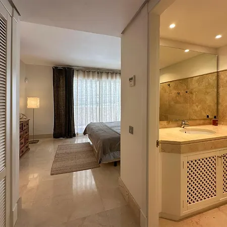 Golf Gardens Elegant 2 Bedroom With Tropical Garden Views Walk To