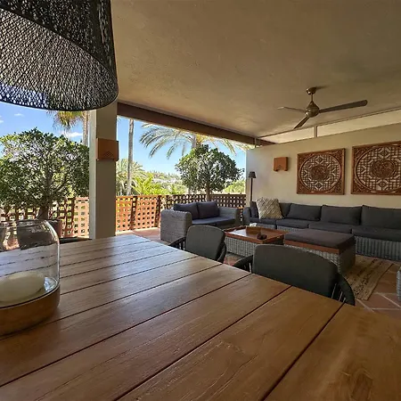 Golf Gardens Elegant 2 Bedroom With Tropical Garden Views Walk To マルベーリャ