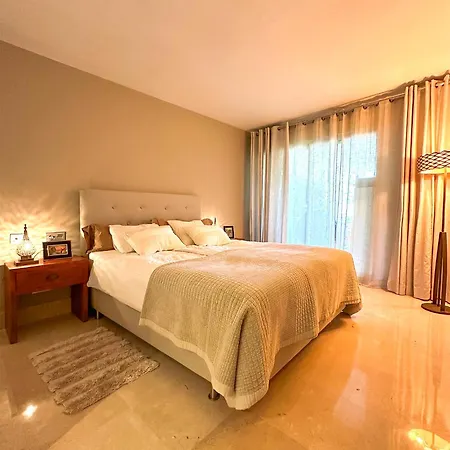 Golf Gardens Elegant 2 Bedroom With Tropical Garden Views Walk To Апартаменты
