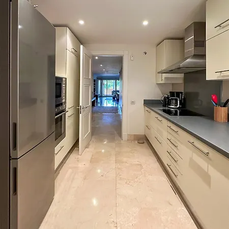 Апартаменты Golf Gardens Elegant 2 Bedroom With Tropical Garden Views Walk To