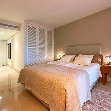 Апартаменты Golf Gardens Elegant 2 Bedroom With Tropical Garden Views Walk To