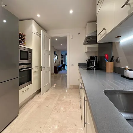 Golf Gardens Elegant 2 Bedroom With Tropical Garden Views Walk To Apartment *